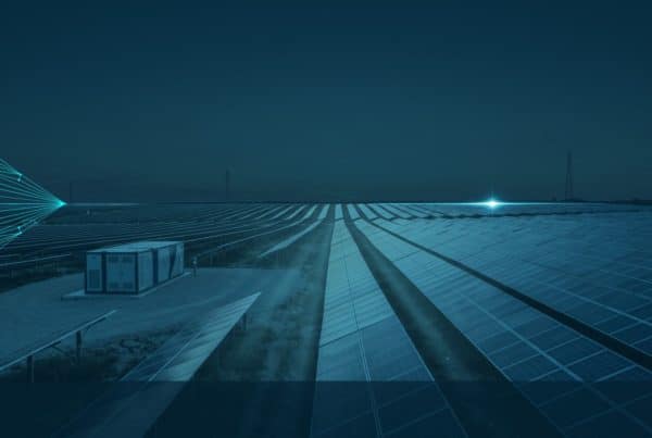 Planta fotovoltaica con almacenamiento al atardecer — la flexibilidad como nuevo valor del sistema eléctrico