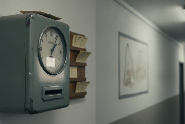 Reloj de fichar antiguo en la pared de una fábrica: el intradiario cuartohorario permite negociar hasta 60 minutos antes de la entrega