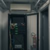 Pequeña sala de servidores de una empresa industrial: dónde debe vivir la plataforma de gestión energética es una decisión de seguridad y de negocio