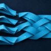 Hilos de luz azul conectan estructuras de papel separadas, representando la integración de datos energéticos.