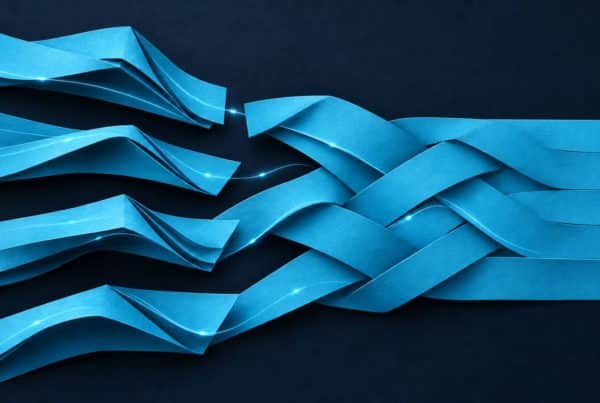 Hilos de luz azul conectan estructuras de papel separadas, representando la integración de datos energéticos.